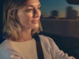 A woman looking relaxed whilst driving a Nissan Qashqai e-POWER